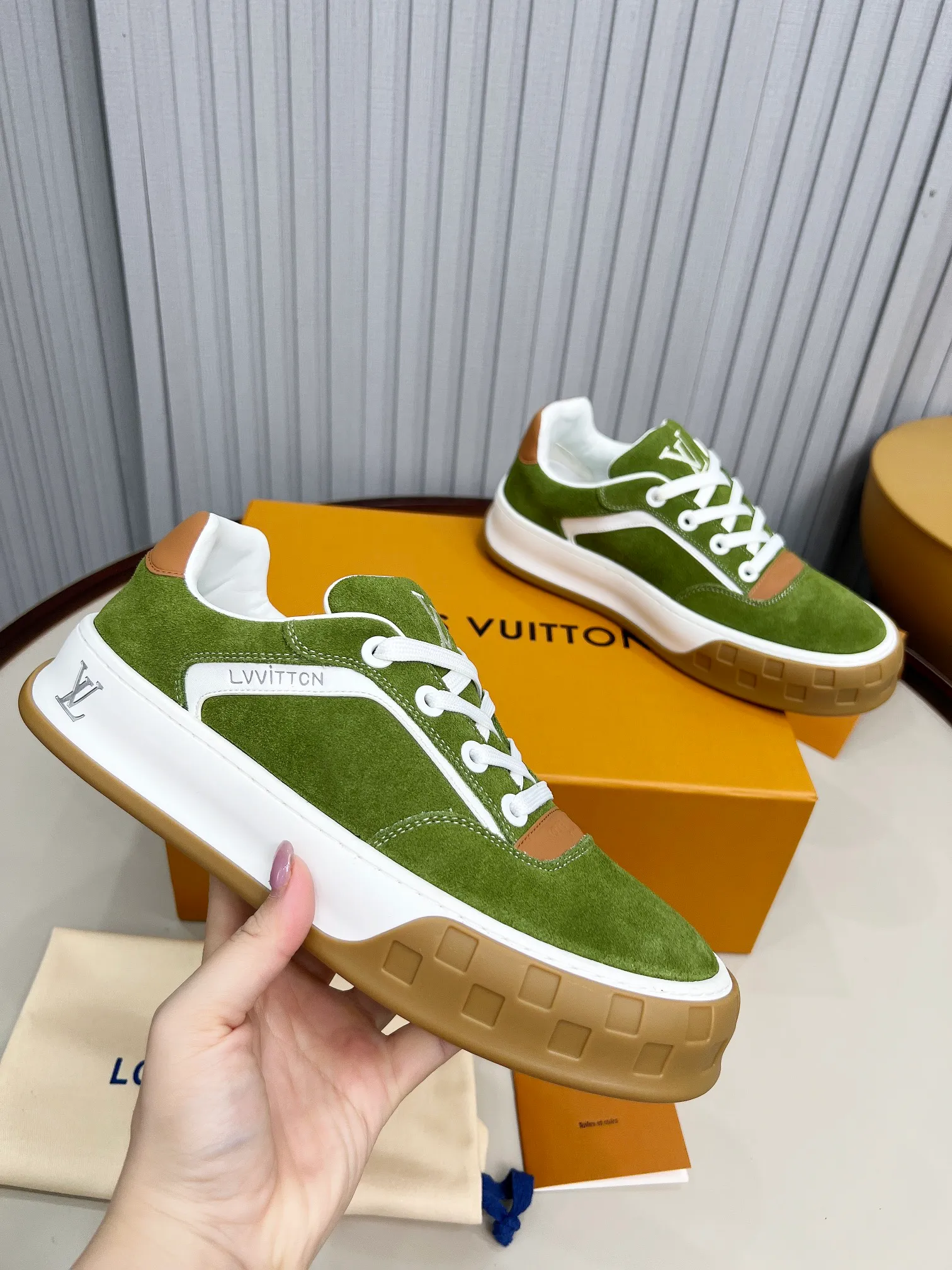 p620💰Men's shoes ❤️❤️❤️Top version LV-Louis Vuitton-Classic catwalk new style Air glue process·Original 1:1 development and reproduction! ! The upper foot is very comfortable. It is made of luxurious materials and fine workmanship. The midsole is printed with English letters "Made in Europe". The upper is made of calfskin imported from Italy. The side is decorated with the brand's LOGO and signature. The latest latex foot pads and mesh lining make the foot feel super comfortable. The original two-color TPU combination outsole is specially provided by the original factory. Bag technology Goodyear stitched edges Fabric: Exclusive custom first-layer cowhide Accessories: Exclusive private model Vuitton logo, lining: Customized silk mesh lining - first-layer silk cowhide lining Outsole: TPU combination outsole wear-resistant, non-slip and anti-yellowing Foot pads: new latex pads-mesh sweat-absorbent Counter technology: fully computerized sewing machine wire drawing Toe box back cover Hot and cold shaping Full set of pull-top last with medium and low logo pattern Code number 39-45